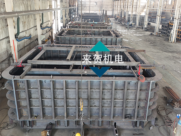 顶管模具进洞段施工  1.接收井洞口处理 顶管模具工程接收井为车站内部结构，围护结构为 800mm 厚地连墙，在围护结构做三排φ850@600 搅拌桩作为进洞加固区，深 14.5m。当顶管模具机顶进进入接收井加固区时，开始地墙混凝土的剥离凿除工作，顶管模具机进洞前预留 40cm 左右厚度的混凝土，待顶管模具机头缓缓靠上混凝土后，再开始凿除预留的混凝土。 2.顶管模具机位置、姿态的复核测量 当顶管模具机头逐渐靠近接收井时，应加强测量的频率和精度，减少轴线偏差，确保顶管模具机能准确进洞。对洞门位置的坐标测量确认，根据实际标高安装顶管模具机接收基座。 3.进洞前，应在临时接收井内预先搭设接收架，接收架的具体高程根据进洞前实测的机头姿态计算确定，应保证机头顺利跑上接收架，同时不产生大的落差，保证顶管模具机头安全、平稳进洞。接收井洞门和管节间存在 15cm 的周边间隙，顶管模具机头进洞时容易引起水土流失，严重时会导致路面沉降、损害地下管线，所以必须采取注浆等相应的措施，让顶管模具机头顺利进洞。